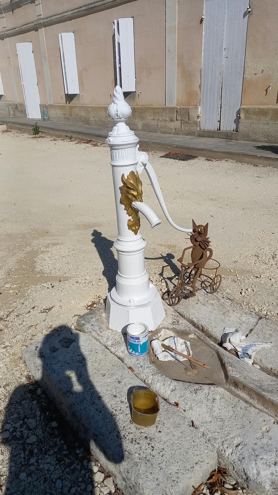 Pompe à eau en fonte après peinture